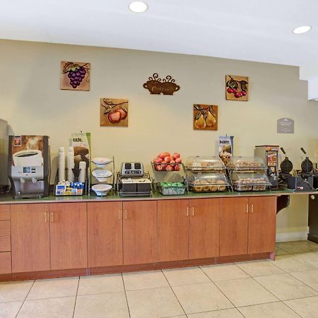 Microtel Inn & Suites By Wyndham Бушнелл Екстер'єр фото